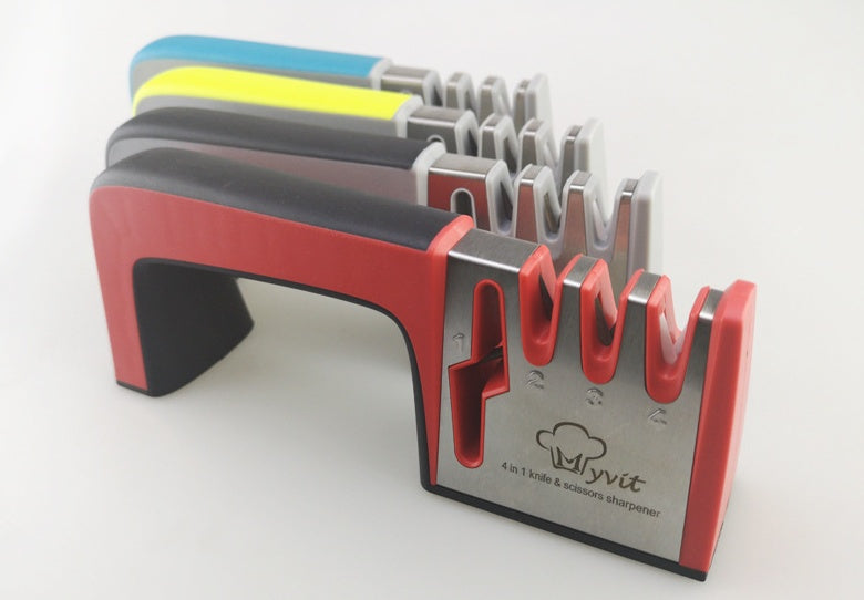 Una familia de cuatro usa un afilador para afilar un cuchillo de cocina.