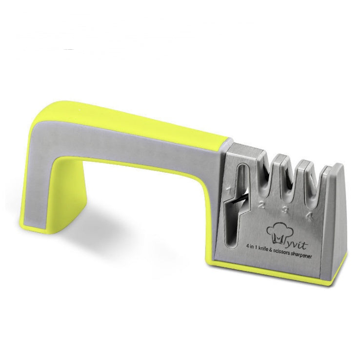 Una familia de cuatro usa un afilador para afilar un cuchillo de cocina.