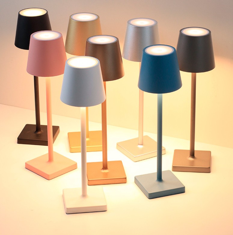 Lámpara de mesa LED de aluminio con carga