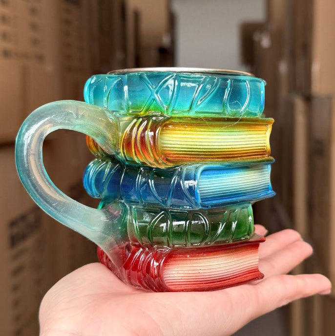 Taza de café apilable con diseño de libros pintados