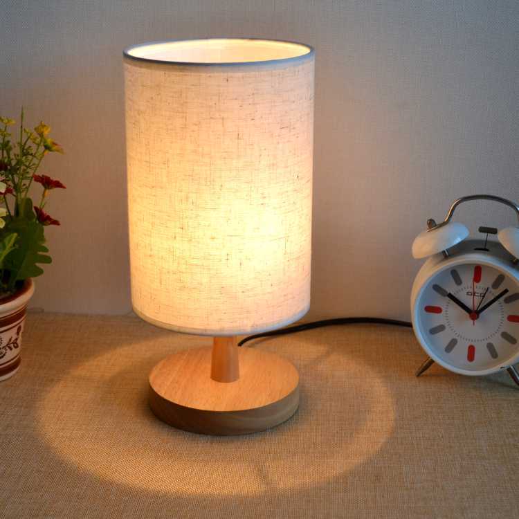 Lámpara de mesa creativa de madera maciza para mesilla de noche, pequeña lámpara de noche.