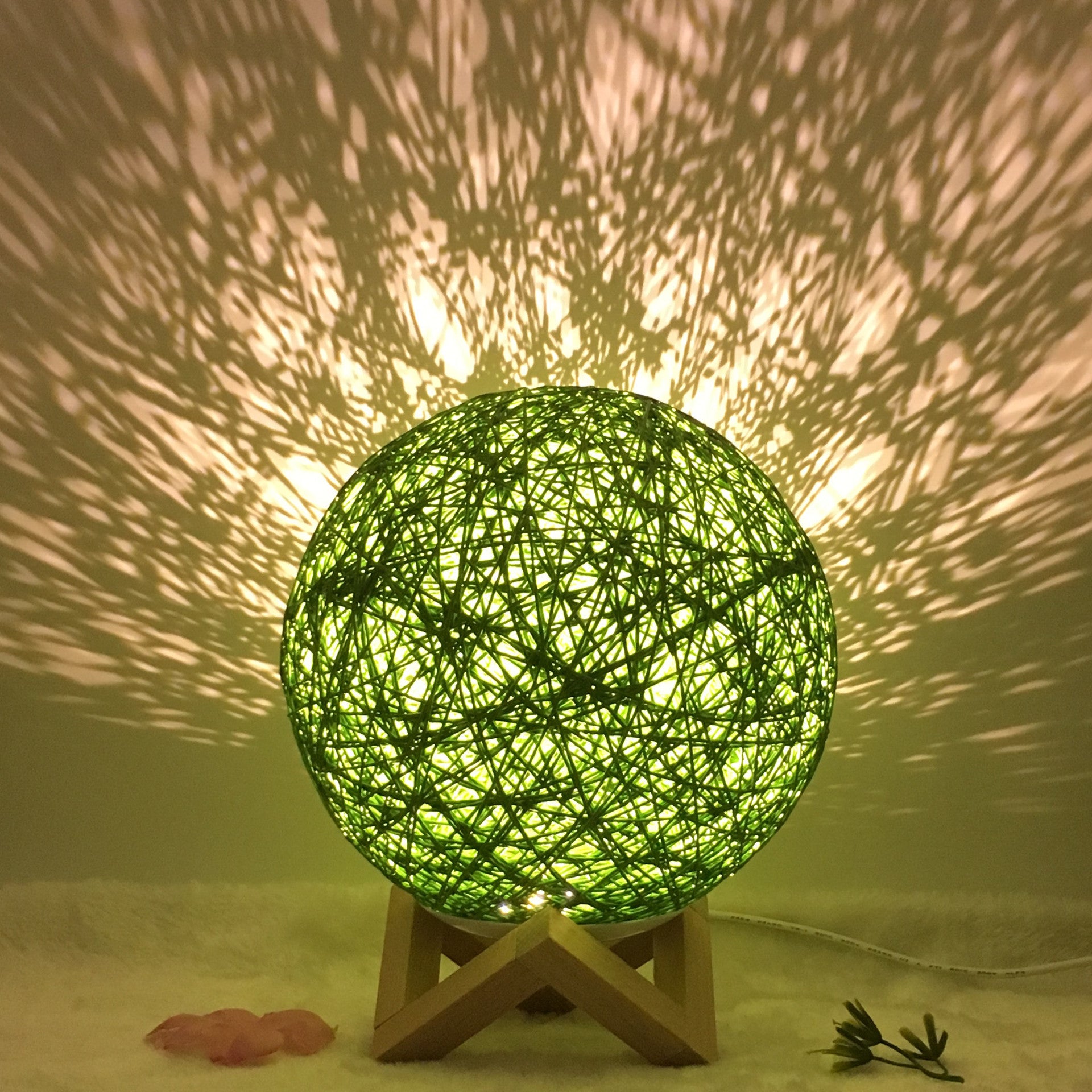 Lámpara de Mesa de Lino Creativa de Amazon, Novedosa y Única, LED Inteligente USB, 7 Colores RGB, 16 Colores, Control Remoto, Lámpara de Bola de Ratán