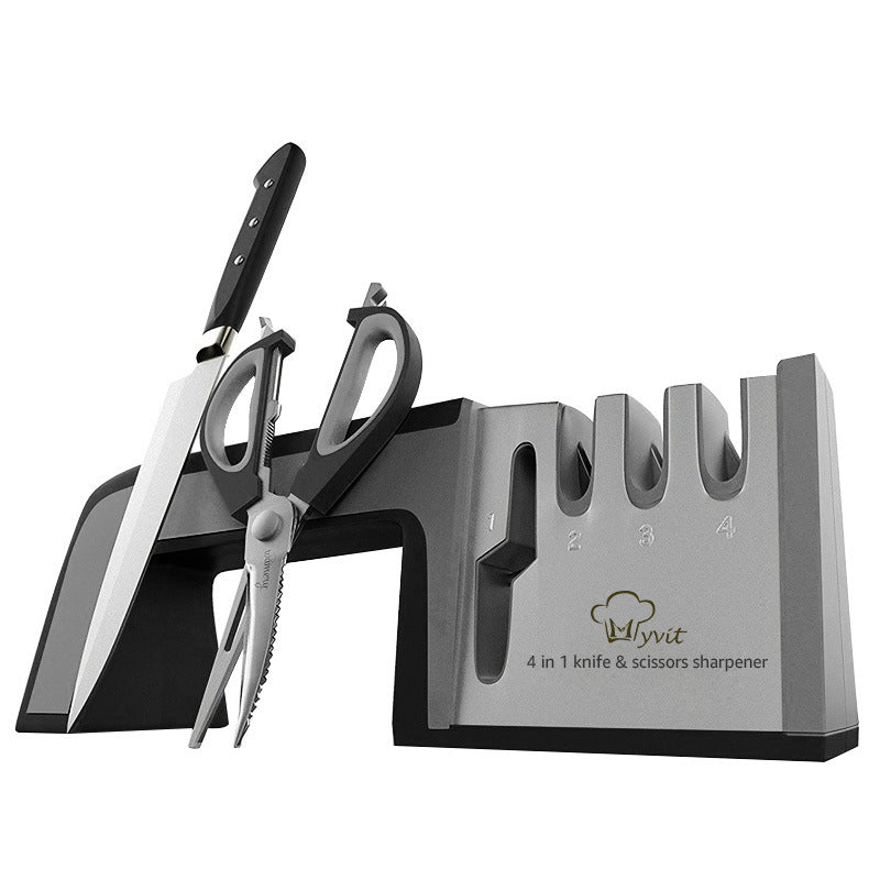 Una familia de cuatro usa un afilador para afilar un cuchillo de cocina.