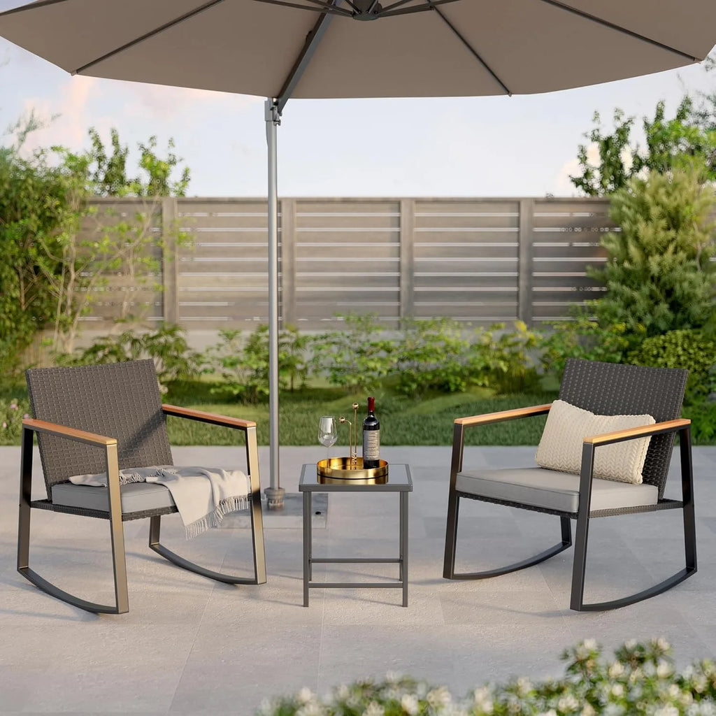 Juego de Bistró de Patio Mecedor de 3 Piezas con Apoyabrazos Anti-Quemaduras, Muebles de Patio de Ratán para Exteriores con Mesa de Cristal y Cojines