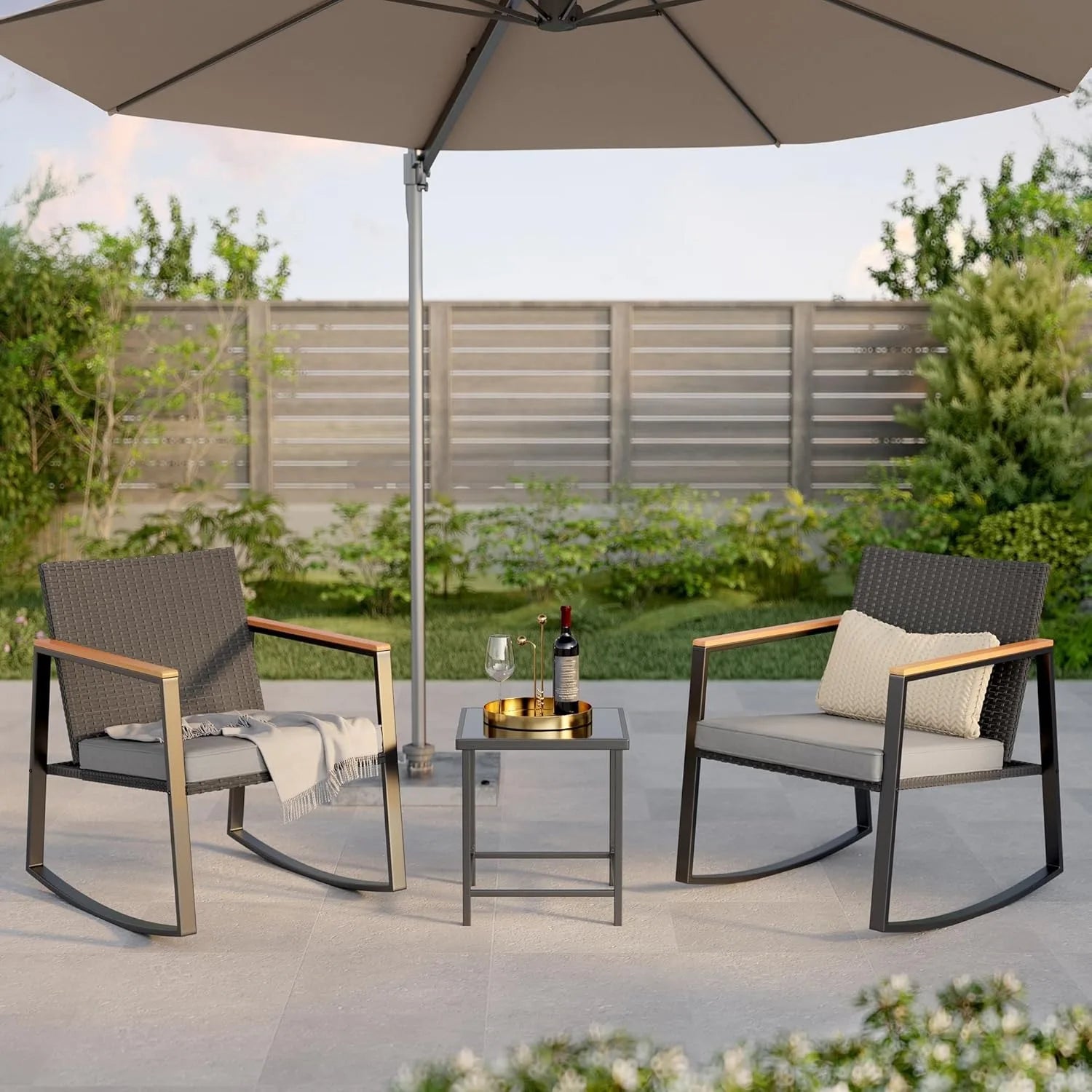Juego de Bistró de Patio Mecedor de 3 Piezas con Apoyabrazos Anti-Quemaduras, Muebles de Patio de Ratán para Exteriores con Mesa de Cristal y Cojines