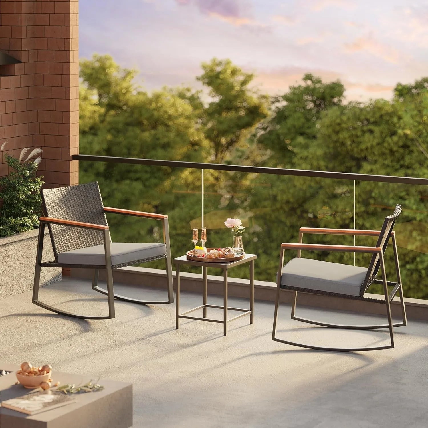 Juego de Bistró de Patio Mecedor de 3 Piezas con Apoyabrazos Anti-Quemaduras, Muebles de Patio de Ratán para Exteriores con Mesa de Cristal y Cojines