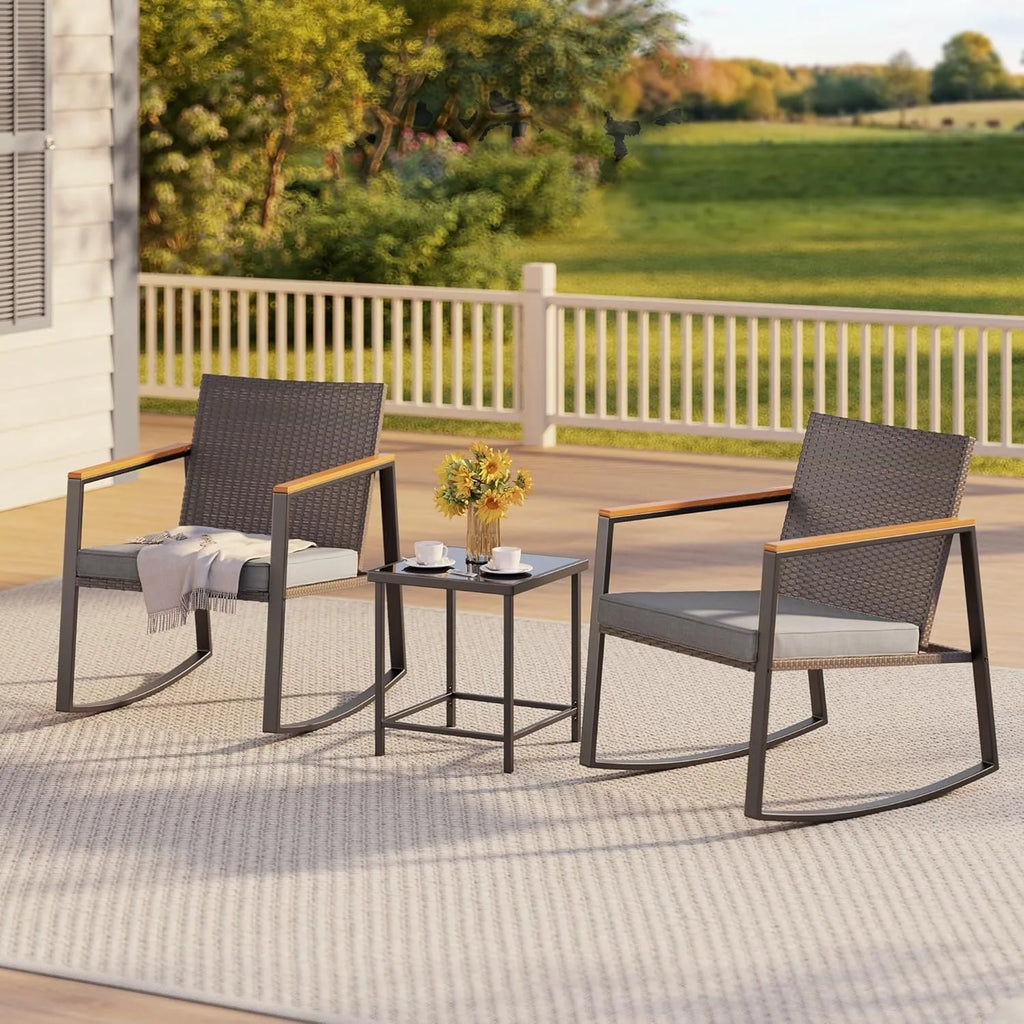 Juego de Bistró de Patio Mecedor de 3 Piezas con Apoyabrazos Anti-Quemaduras, Muebles de Patio de Ratán para Exteriores con Mesa de Cristal y Cojines