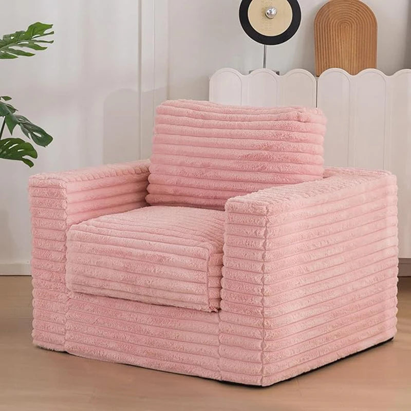 Sofá moderno con respaldo capitoné, cómodo mobiliario de salón con botones decorativos, sofá cama con cabecera en gris o beige.