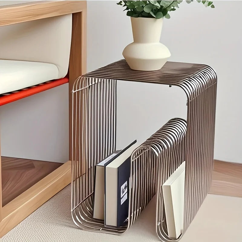 Mesa cuadrada de metal con borde plateado, estantería con motivos geométricos, revistero, estante de pared para salón