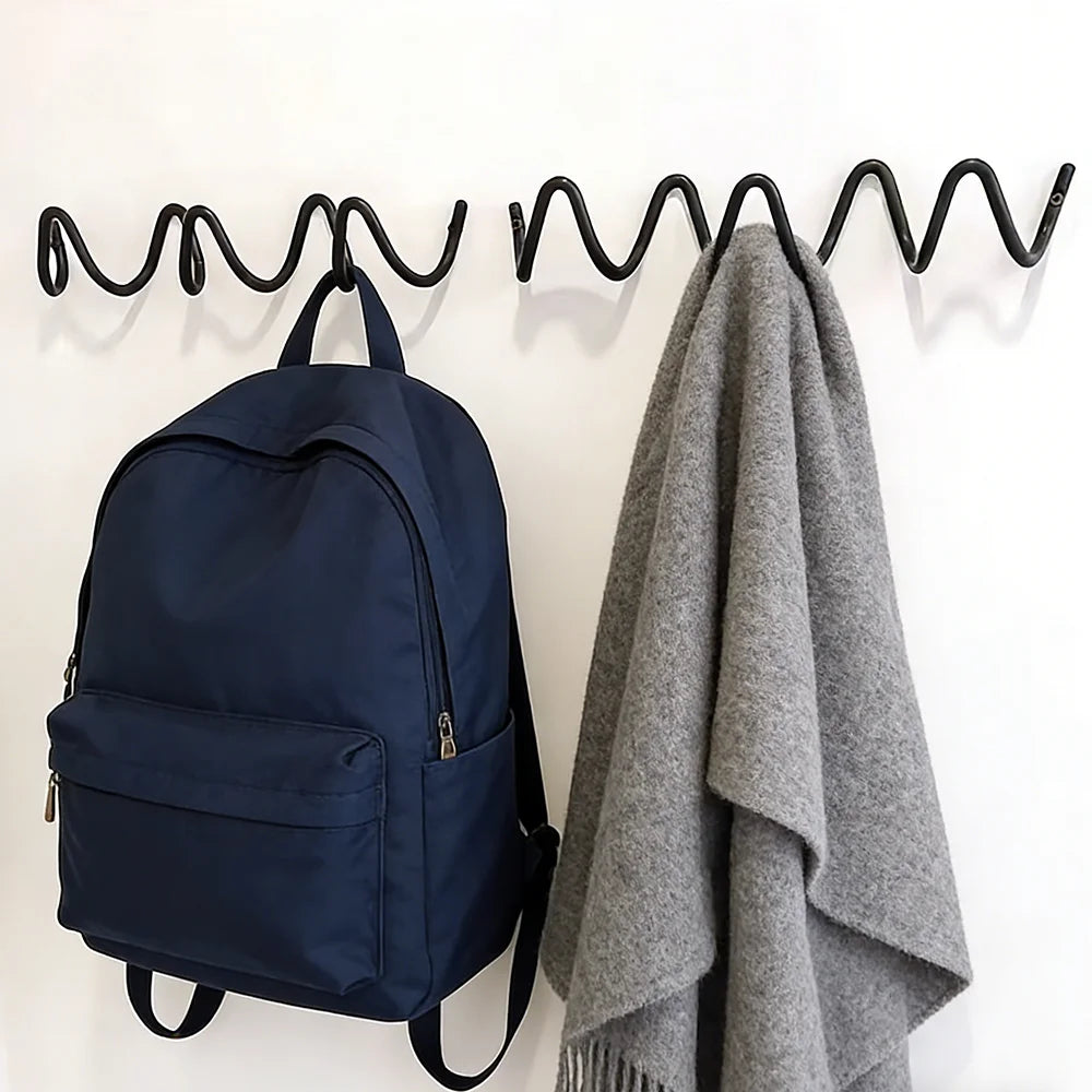Gancho de pared ondulado de metal – Elegante perchero plateado y negro para el hogar, la entrada o la decoración de hoteles – Perfecto para sombreros, bufandas