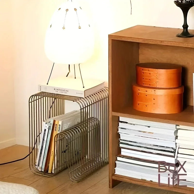 Mesa cuadrada de metal con borde plateado, estantería con motivos geométricos, revistero, estante de pared para salón