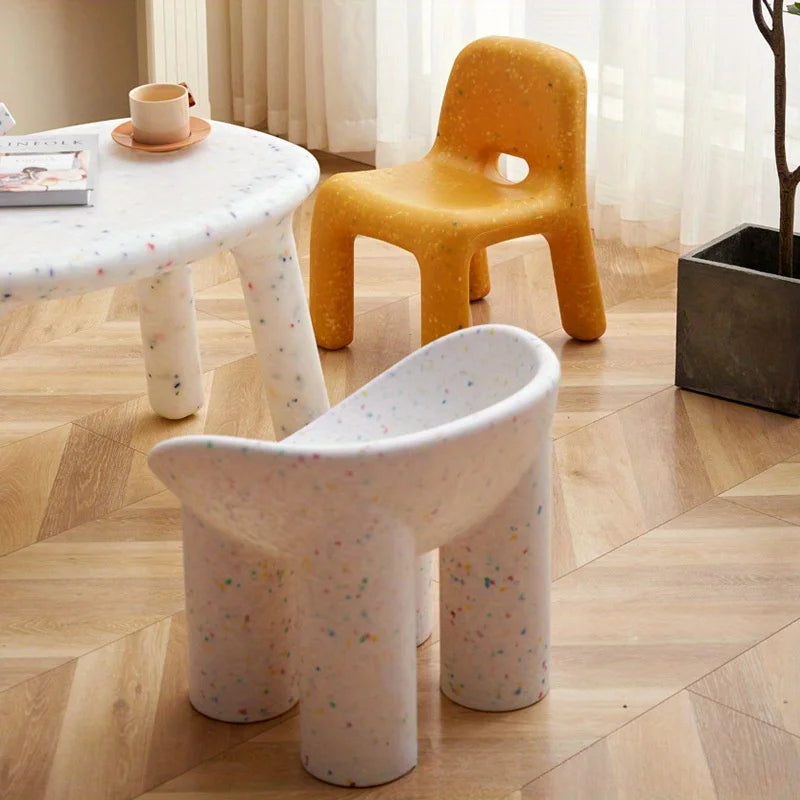 Silla de Plástico Estilo Nórdico de Alta Calidad - Banco Compacto para Exterior con Respaldo, Perfecto para la Decoración de Patios y Jardines