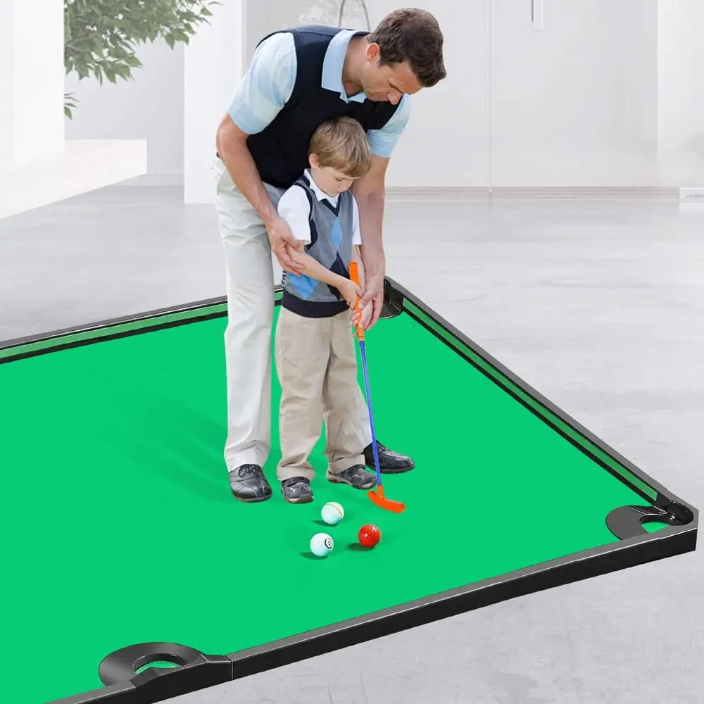 Juego de golf y billar bajo techo: diversión familiar en un putting green gigante
