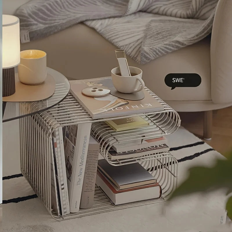 Mesa cuadrada de metal con borde plateado, estantería con motivos geométricos, revistero, estante de pared para salón