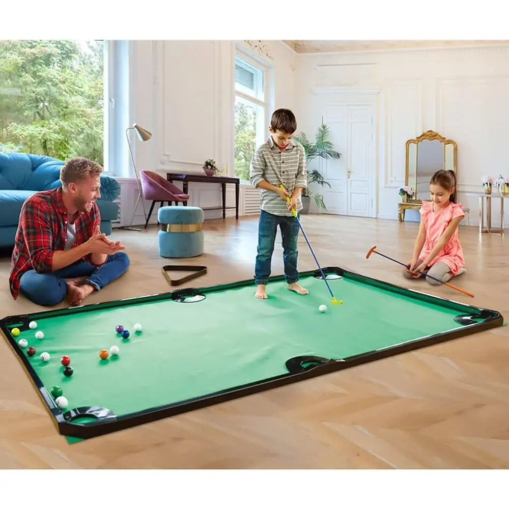 Juego de golf y billar bajo techo: diversión familiar en un putting green gigante