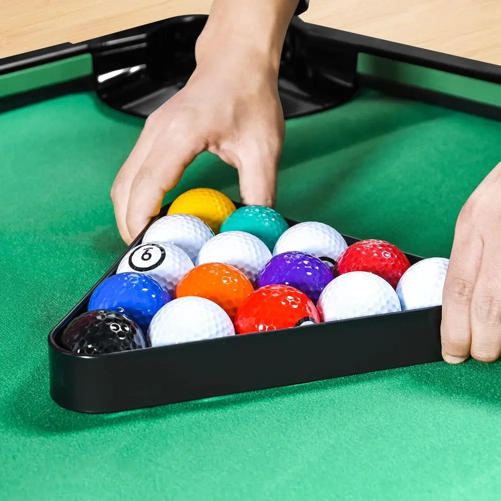 Juego de golf y billar bajo techo: diversión familiar en un putting green gigante