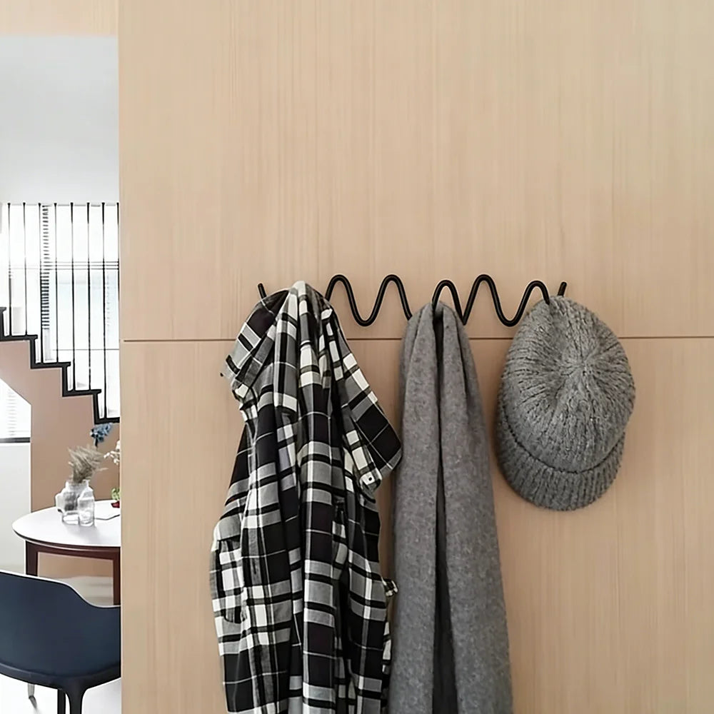 Gancho de pared ondulado de metal – Elegante perchero plateado y negro para el hogar, la entrada o la decoración de hoteles – Perfecto para sombreros, bufandas