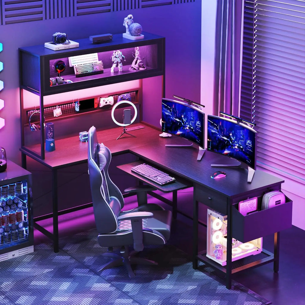 Escritorio para juegos en forma de L con tomas de corriente y luces LED, escritorio de computadora reversible de 49 pulgadas con estante superior, tablero perforado y vitrina