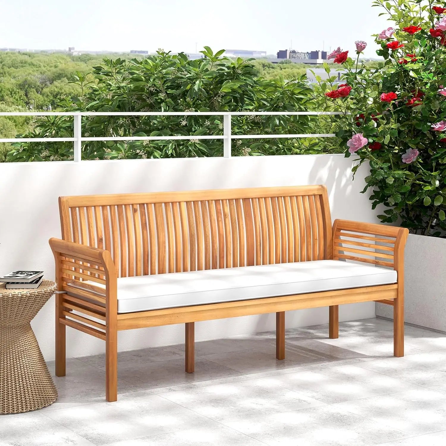 Banco de madera para exteriores con cojín blanco, banco de jardín con reposabrazos curvo y respaldo de listones para patio, parque y porche