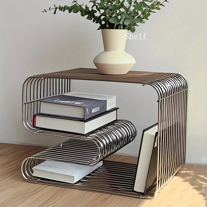 Mesa cuadrada de metal con borde plateado, estantería con motivos geométricos, revistero, estante de pared para salón