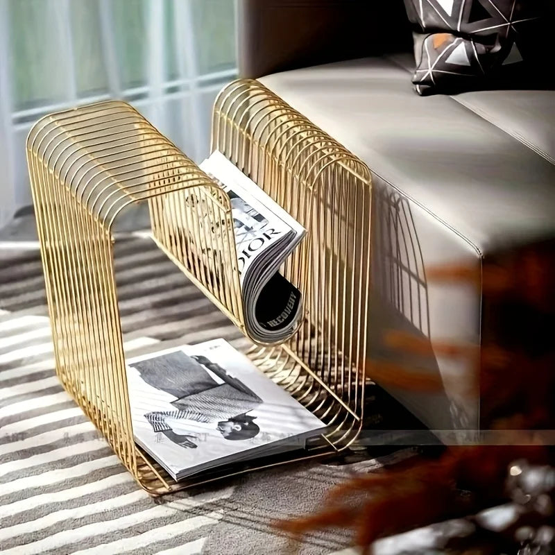 Mesa cuadrada de metal con borde plateado, estantería con motivos geométricos, revistero, estante de pared para salón