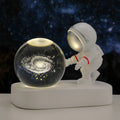 Luces nocturnas de bola de cristal de astronauta de galaxia planetaria brillante con alimentación USB, luz cálida de cabecera, lámpara de noche para regalo de cumpleaños