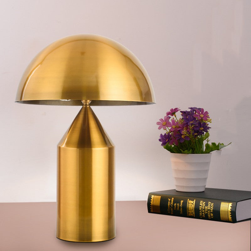 Lámpara de escritorio de hardware semicircular tipo seta, estilo posmoderno, creativa, sencilla, para habitación modelo, hotel, dormitorio, mesita de noche