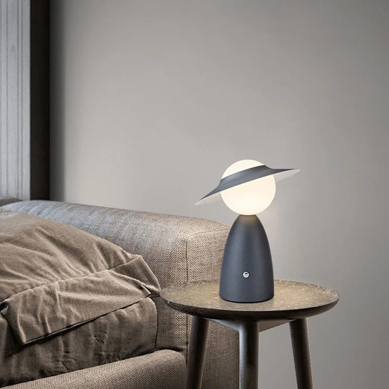 Lámpara de Mesa USB Metálica con Carga Creativa Europea