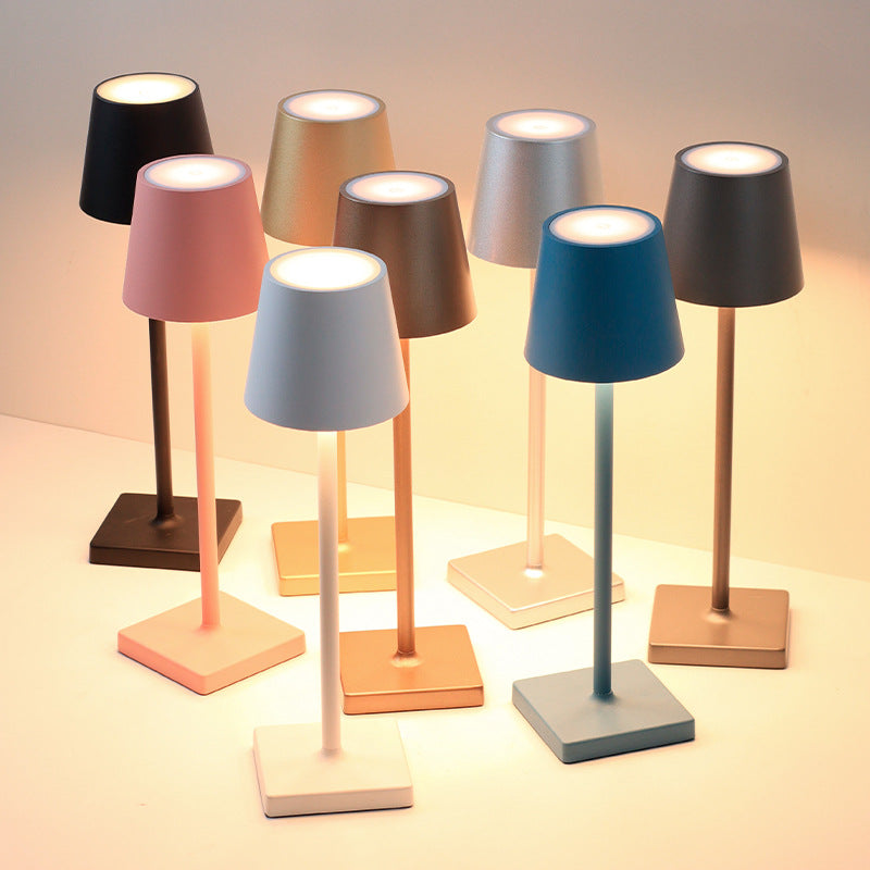 Lámpara de mesa LED de aluminio con carga